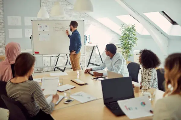 man voor een groep medewerkers