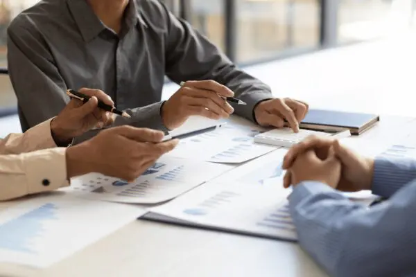 Bureau met medewerkers en documenten