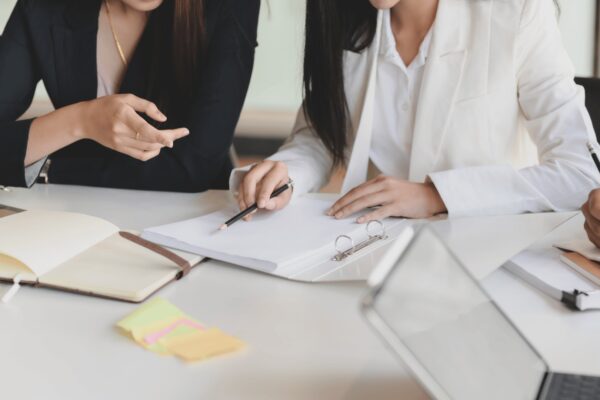 Vrouwen aan bureau